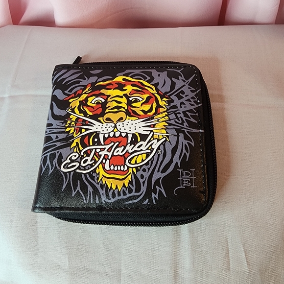 🏷 CLEARANCE! Ed Hardy Gold Tiger Wallet - Picture 2 of 8